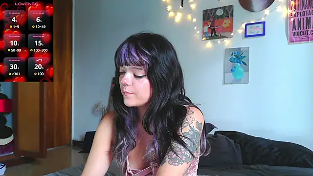 Snapshot of purple_em69 chatting on December 21, 2024, 8:00 pm purple em69 online show from December 21, 2024, 8:00 pm