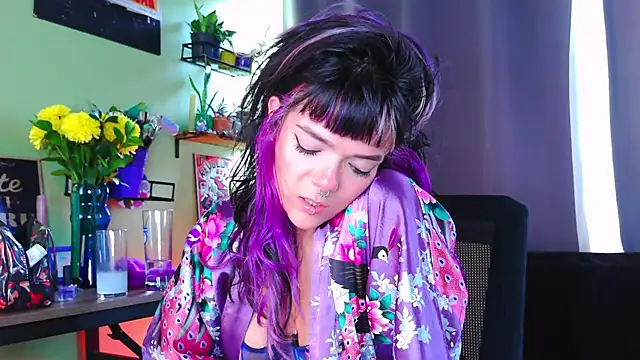 Snapshot of purple_em69 chatting on October 19, 2025, 4:29 pm purple em69 online show from October 19, 2025, 4:29 pm