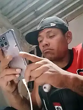 Snapshot of Moreno1813 chatting on March 9, 2025, 5:11 am Moreno1813 online show from March 9, 2025, 5:11 am