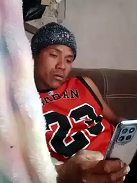 Snapshot of Moreno1813 chatting on March 10, 2025, 5:22 am Moreno1813 online show from March 10, 2025, 5:22 am