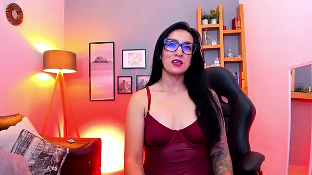 kira moon   online show from April 16, 2026, 9:04 pm