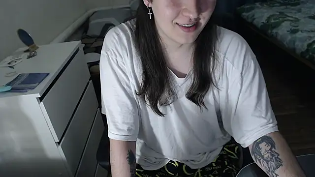 EvaMiron online show from November 21, 2025, 3:54 pm