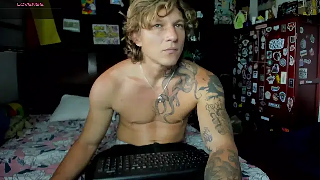 Snapshot of Tom_Krakow chatting on October 1, 2025, 9:10 pm Tom Krakow online show from October 1, 2025, 9:10 pm