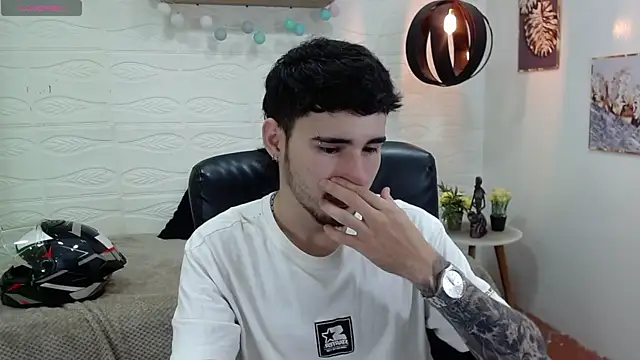 Snapshot of DmitriSanders chatting on January 8, 2025, 8:29 pm DmitriSanders online show from January 8, 2025, 8:29 pm