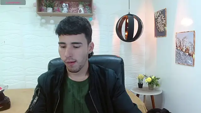 Snapshot of DmitriSanders chatting on March 15, 2025, 8:32 pm DmitriSanders online show from March 15, 2025, 8:32 pm