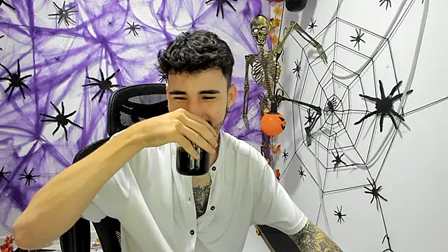 Snapshot of DmitriSanders chatting on October 1, 2025, 10:38 pm DmitriSanders online show from October 1, 2025, 10:38 pm