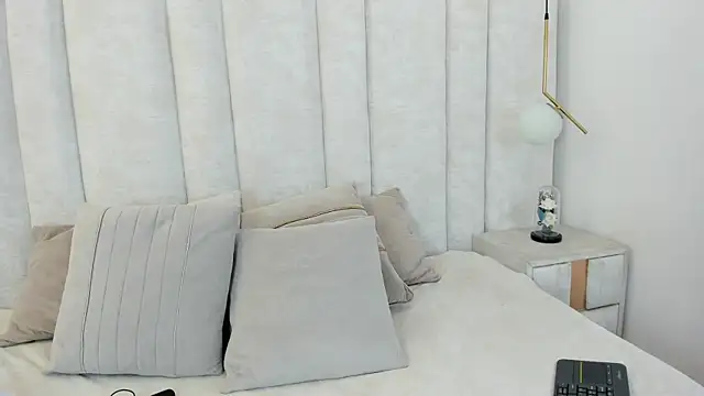 imkrystall online show from December 18, 2025, 8:26 pm