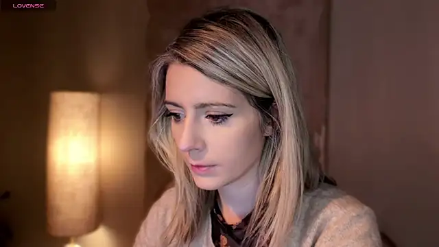 Lisaonthemoon online show from April 5, 2026, 9:34 pm