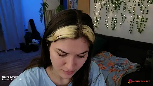 Snapshot of monikavenom chatting on February 8, 2026, 5:22 am monikavenom online show from February 8, 2026, 5:22 am