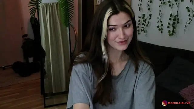 Snapshot of monikavenom chatting on April 6, 2026, 3:15 am monikavenom online show from April 6, 2026, 3:15 am