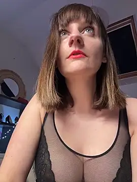 victoirenextdoor online show from December 17, 2025, 7:42 pm