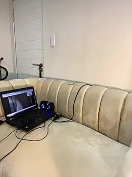 Snapshot of SexyDee025 chatting on March 19, 2025, 10:33 am SexyDee025 online show from March 19, 2025, 10:33 am