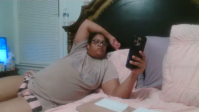 ebonyred online show from May 13, 2026, 1:14 am
