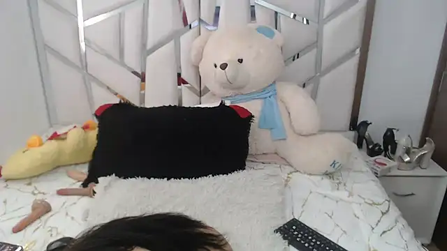 celestesouzalatin online show from April 26, 2026, 9:12 pm