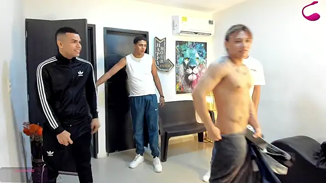 Snapshot of badguyss_bisex chatting on November 15, 2025, 11:29 am badguyss bisex online show from November 15, 2025, 11:29 am