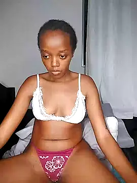 Snapshot of Bella_kiki chatting on January 5, 2025, 8:21 pm Bella kiki online show from January 5, 2025, 8:21 pm