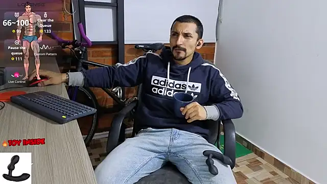 Snapshot of Marck_Muscle chatting on October 3, 2025, 11:35 pm Marck Muscle online show from October 3, 2025, 11:35 pm