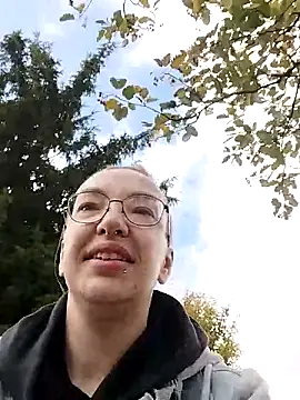 Isabella Geney online show from October 11, 2025, 12:36 pm