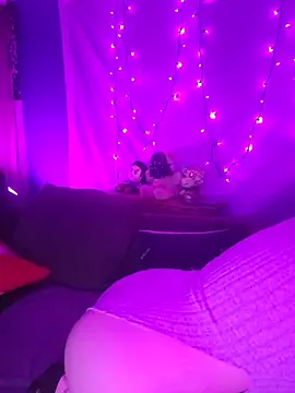 EverlyEster online show from April 5, 2026, 9:56 pm