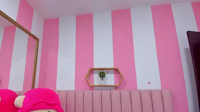 ISABELLA 020 online show from September 29, 2025, 11:48 am