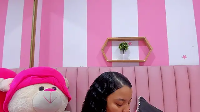 ISABELLA 020 online show from October 27, 2025, 1:37 pm