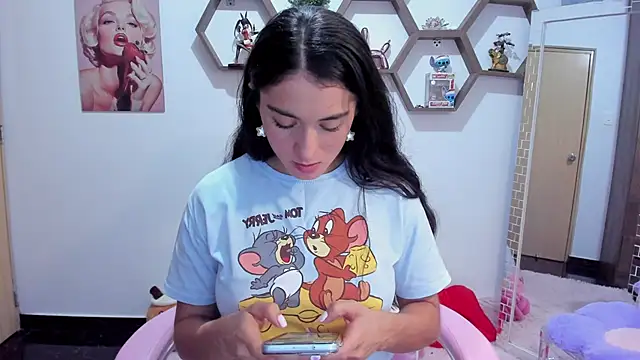 SharonSander online show from April 7, 2026, 9:37 pm