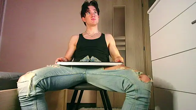 Snapshot of ChristianLevine_ chatting on July 8, 2026, 5:39 pm ChristianLevine online show from July 8, 2026, 5:39 pm