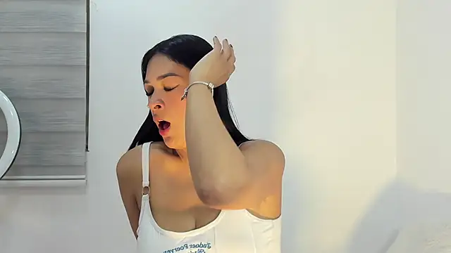 Snapshot of bella_hadid1_ chatting on February 19, 2026, 3:57 am bella hadid1 online show from February 19, 2026, 3:57 am