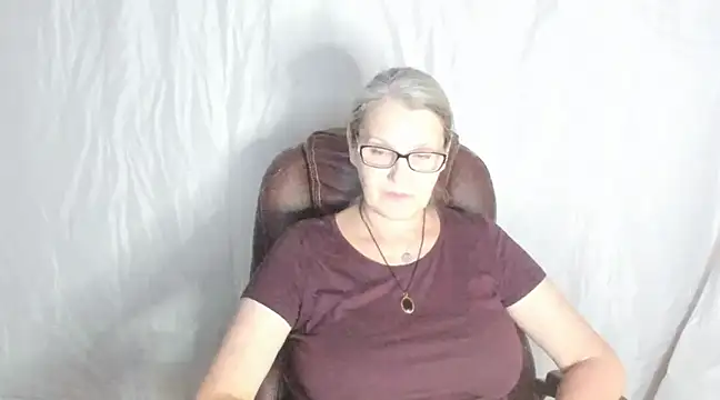 irinamaux online show from February 23, 2025, 8:22 pm