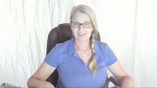 irinamaux online show from March 7, 2025, 12:56 pm