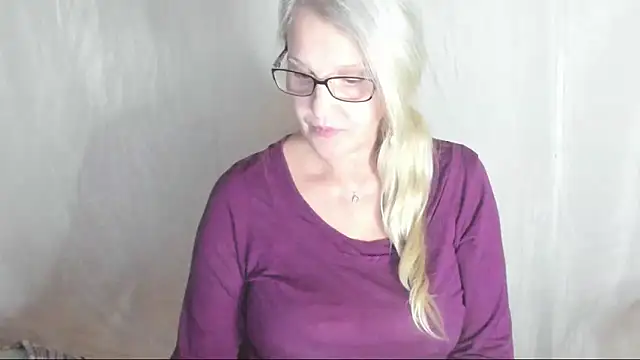 irinamaux online show from March 9, 2025, 5:28 pm