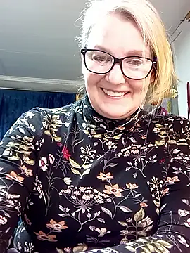 irinamaux online show from April 12, 2026, 4:45 pm