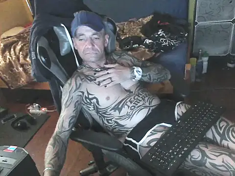 Snapshot of Tomi18cmm2 chatting on September 28, 2025, 6:19 am Tomi18cmm2 online show from September 28, 2025, 6:19 am