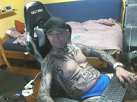 Snapshot of Tomi18cmm2 chatting on October 31, 2025, 10:33 pm Tomi18cmm2 online show from October 31, 2025, 10:33 pm