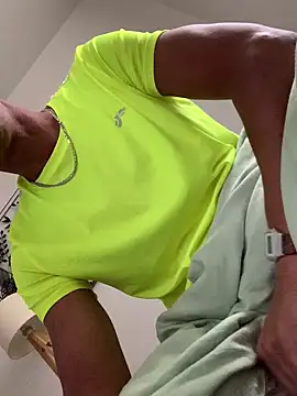 Snapshot of Yoyo6923 chatting on October 9, 2025, 7:17 am Yoyo6923 online show from October 9, 2025, 7:17 am