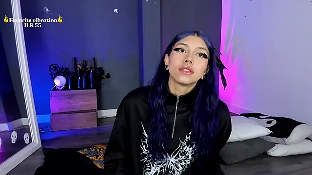 Raven Witch  online show from May 17, 2026, 1:07 pm