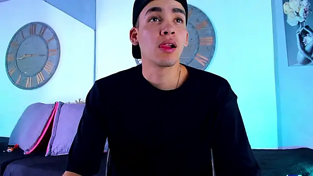 Snapshot of Mike_0233_ chatting on December 14, 2024, 3:51 am Mike 0233  online show from December 14, 2024, 3:51 am