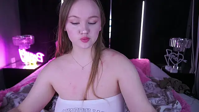 LylaYeess online show from February 8, 2025, 10:39 am