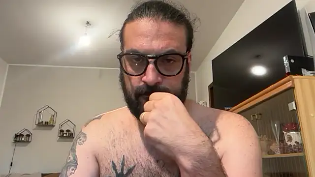 Snapshot of beardo85 chatting on June 15, 2026, 6:32 pm beardo85 online show from June 15, 2026, 6:32 pm