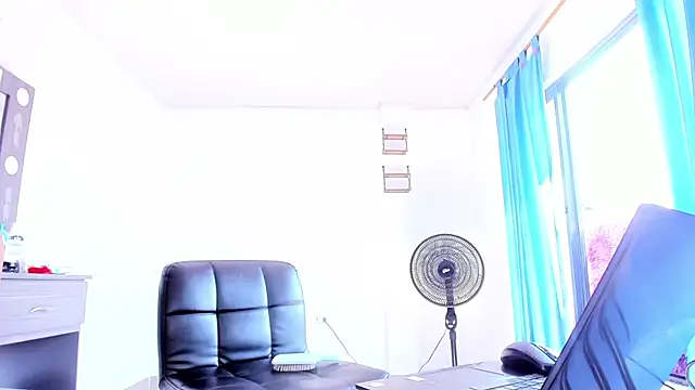 Snapshot of xmissinchesxx chatting on July 7, 2026, 3:49 pm xmissinchesxx online show from July 7, 2026, 3:49 pm