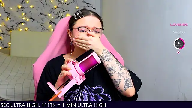 Snapshot of me__hanna chatting on March 4, 2025, 11:32 pm me hanna online show from March 4, 2025, 11:32 pm