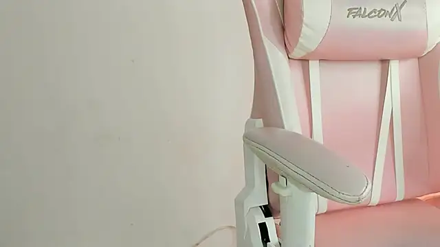 YenniferCurly online show from January 4, 2025, 12:38 pm