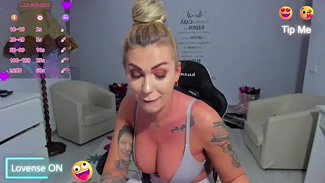 GlossyDiamondX online show from April 1, 2026, 2:56 am