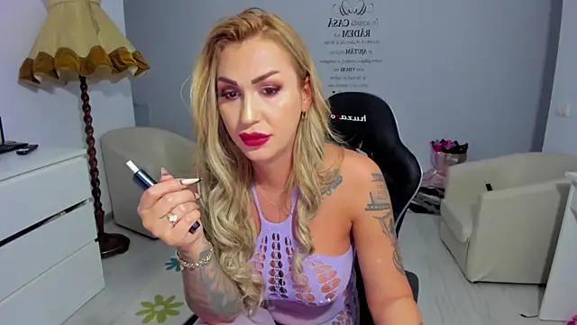 GlossyDiamondX online show from April 5, 2026, 6:38 pm