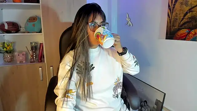 Isabellaa22 1 online show from September 18, 2025, 11:51 pm