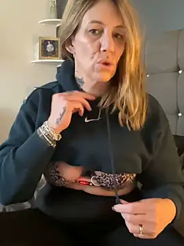 blondebitch2 online show from January 31, 2025, 2:28 pm