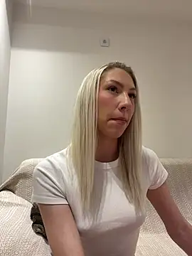 LuisaBecker online show from February 8, 2025, 5:08 pm