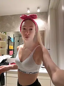 LuisaBecker online show from September 10, 2025, 8:25 am