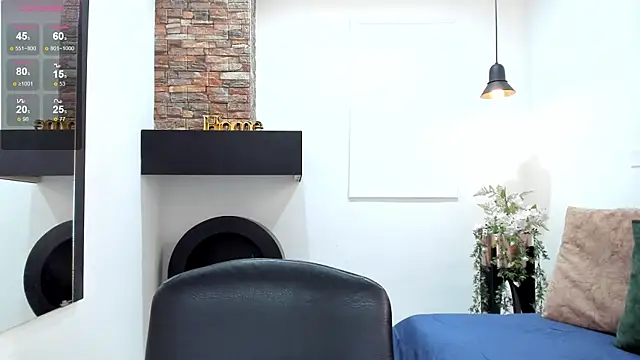 Snapshot of _LaraMom_ chatting on October 21, 2025, 7:36 pm LaraMom online show from October 21, 2025, 7:36 pm