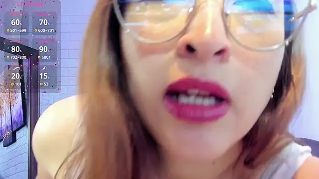 Snapshot of _LaraMom_ chatting on October 22, 2025, 7:46 pm LaraMom online show from October 22, 2025, 7:46 pm